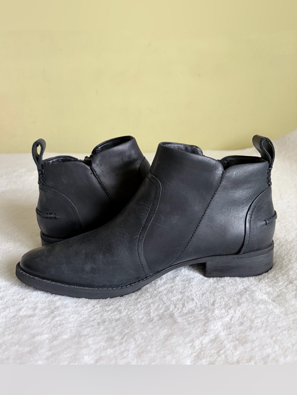 UGG Women’s Black Leather Chelsea Ankle Boots Sz 8